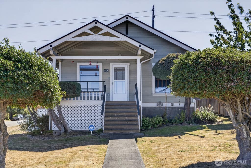 Photo of 804 W 5th Street, Port Angeles, WA 98363 (MLS # 2557276)