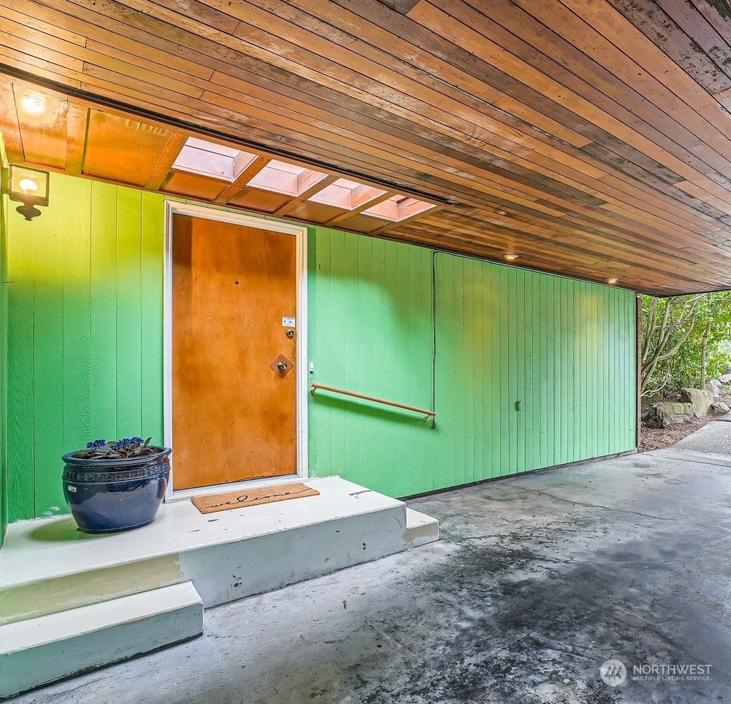 Photo of 1546 NE 92nd Street, Seattle, WA 98115 (MLS # 2190397)