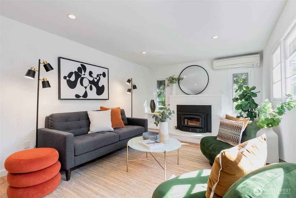 Photo of 3040 NE 86th Street, Seattle, WA 98115 (MLS # 2577035)