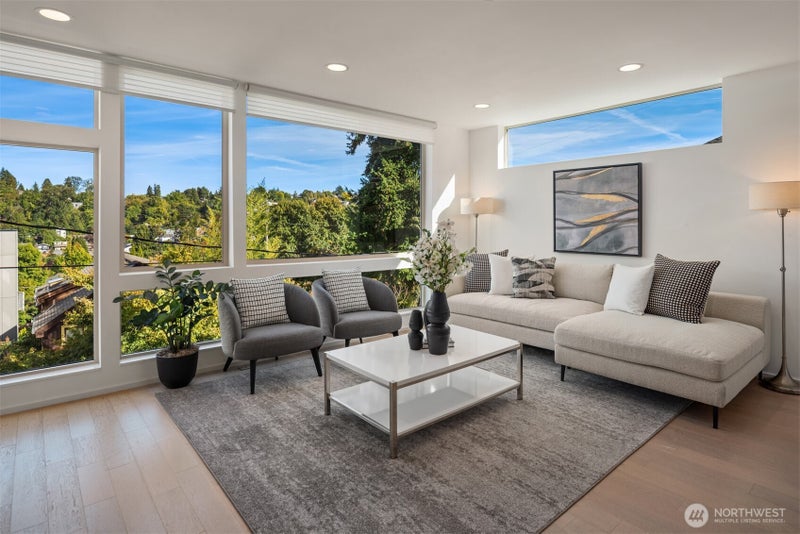 2612 E Denny Way