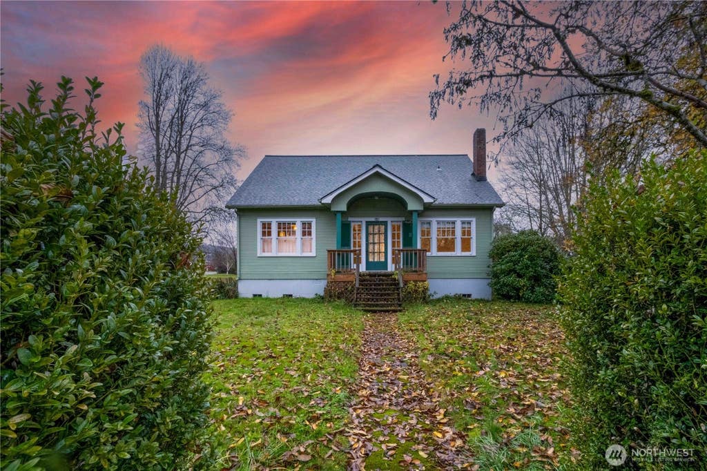 Photo of 516 SW Riverside Drive, Chehalis, WA 98532 (MLS # 2544585)