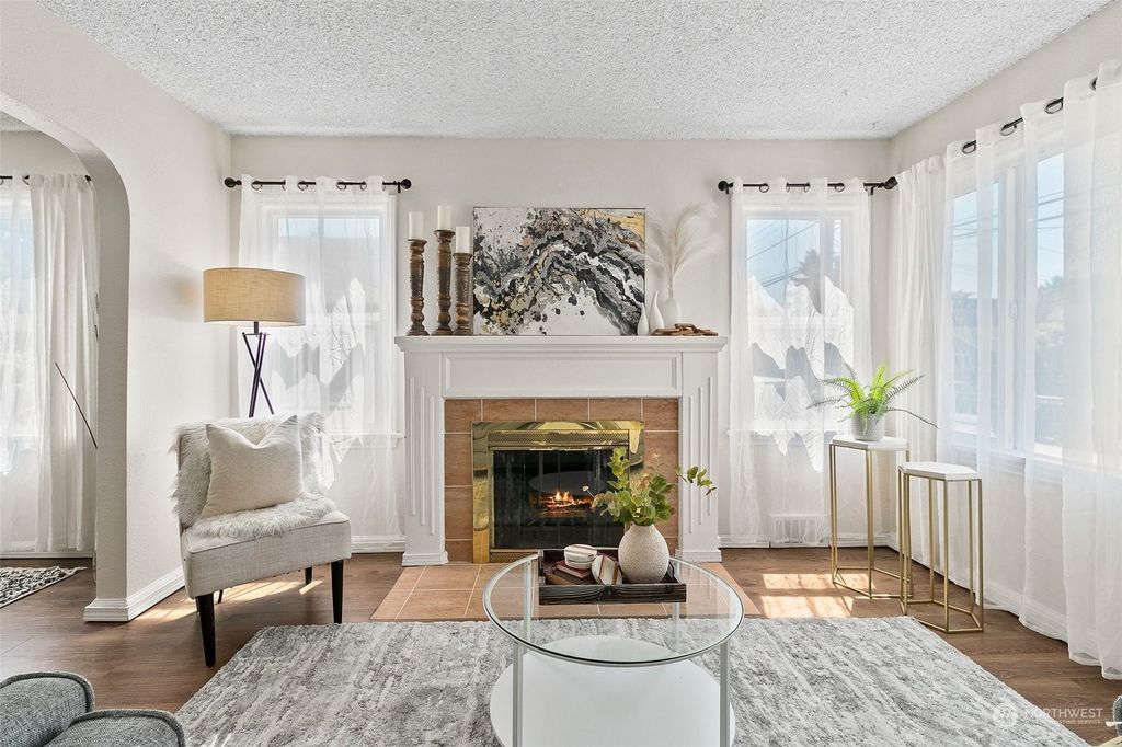 Photo of 8924 5th Avenue NE, Seattle, WA 98115 (MLS # 2141622)