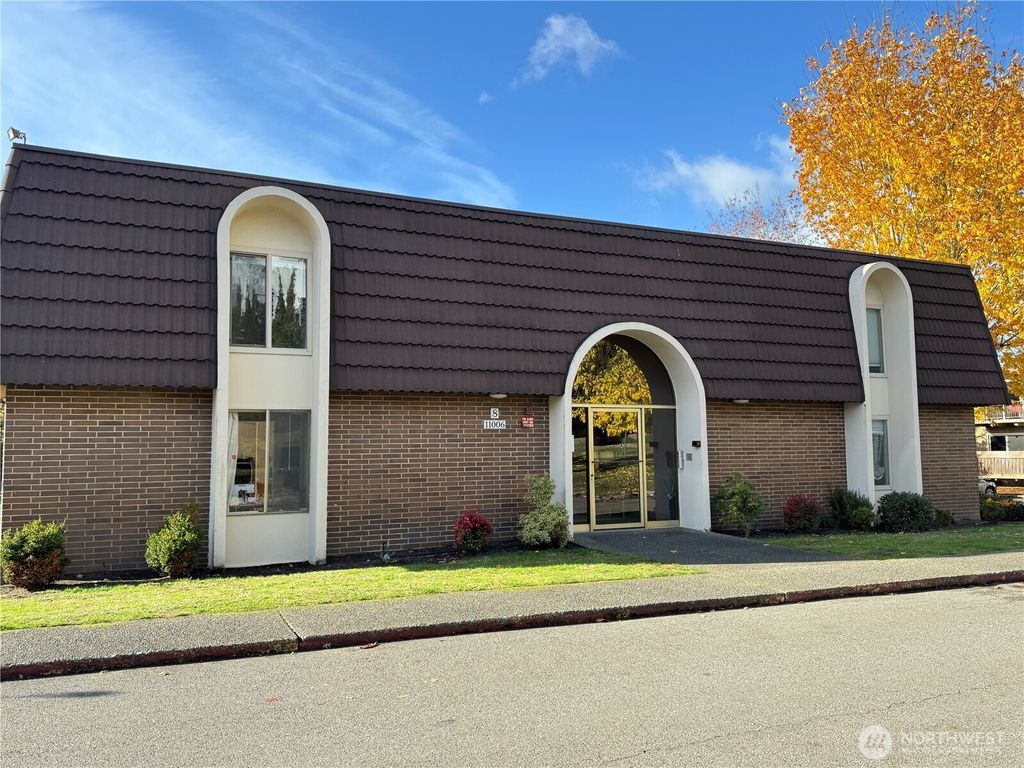 Photo of 11006 NE 68th Street #829, Kirkland, WA 98033 (MLS # 2454200)
