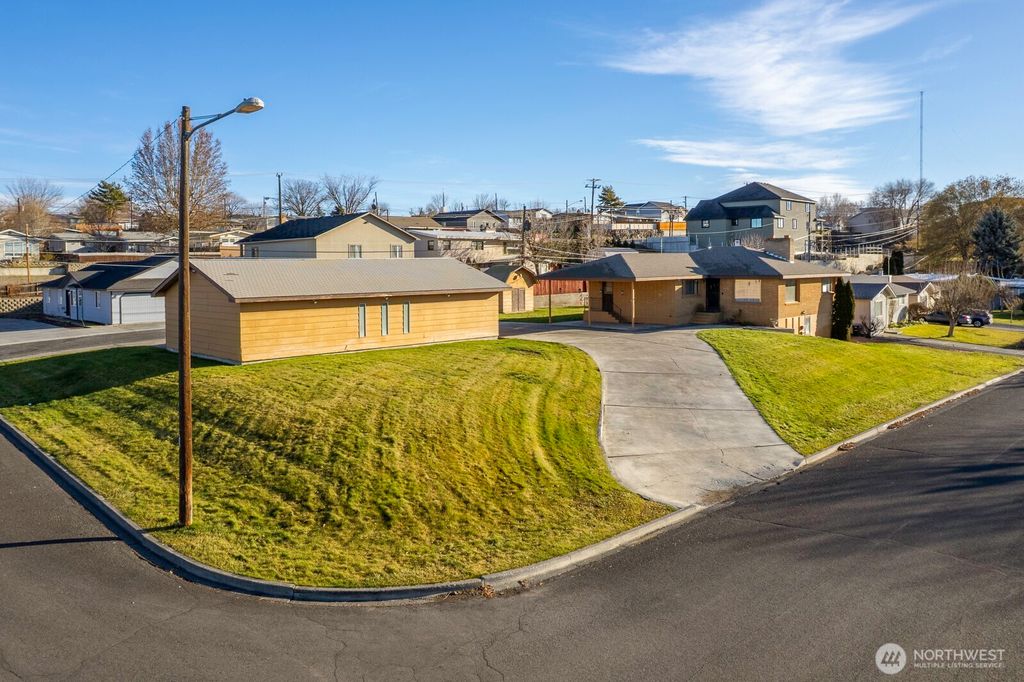 Photo of 1133 Ashley, Moses Lake, WA 98837 (MLS # 2466797)