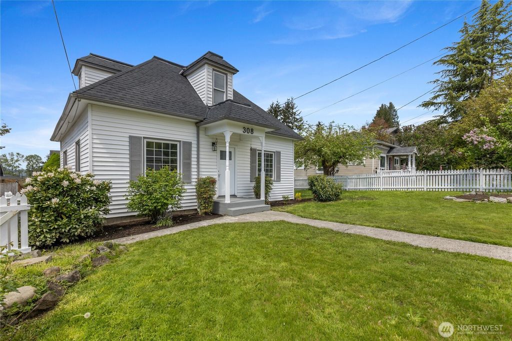 Photo of 308 Avenue I, Snohomish, WA 98290 (MLS # 2366933)