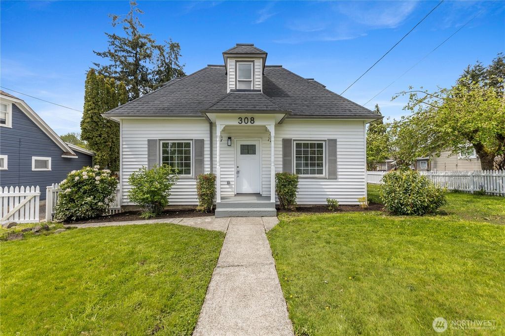 Photo of 308 Avenue I, Snohomish, WA 98290 (MLS # 2366933)