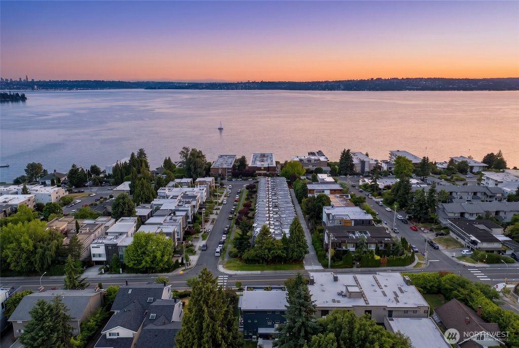 Photo of 6304 Lakeview Drive, Kirkland, WA 98033 (MLS # 2513285)