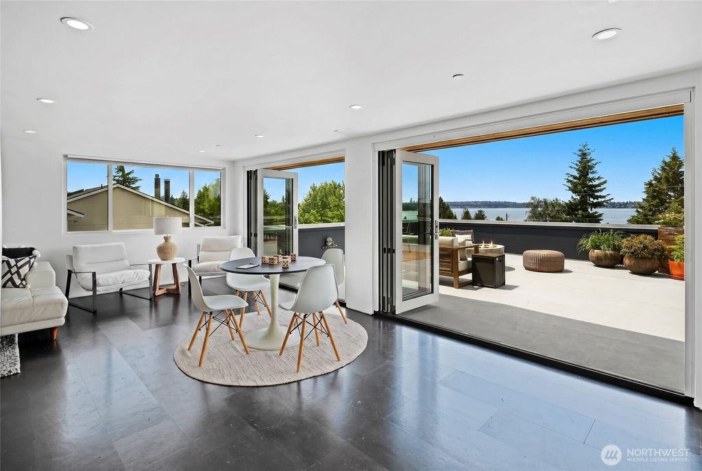 Photo of 6304 Lakeview Drive, Kirkland, WA 98033 (MLS # 2513285)