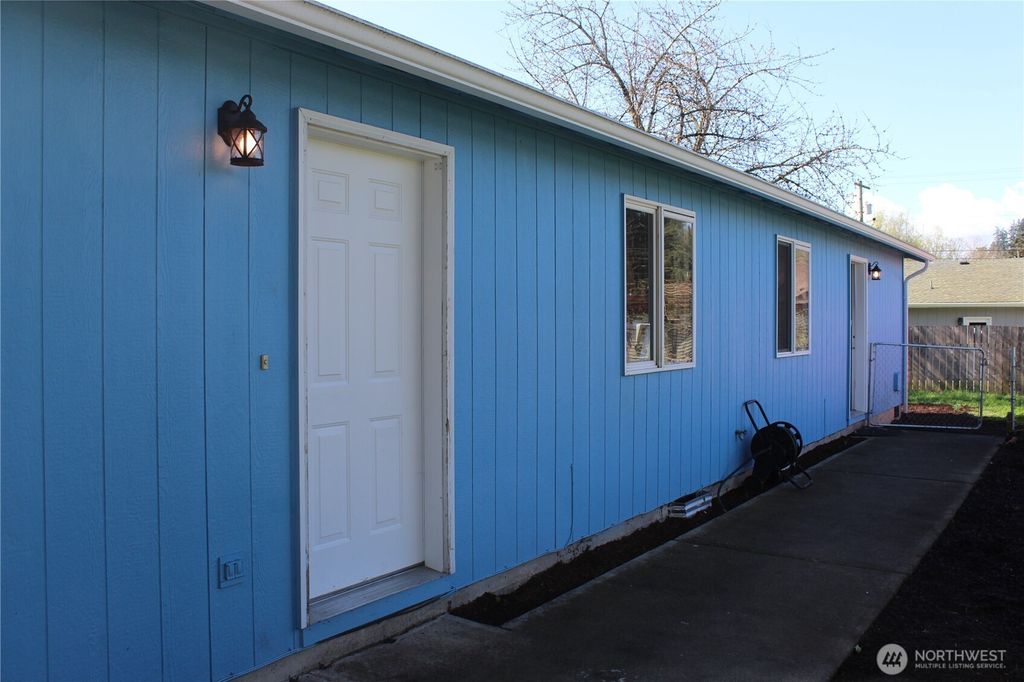 Photo of 1403 N 4th Avenue, Kelso, WA 98626 (MLS # 2498890)