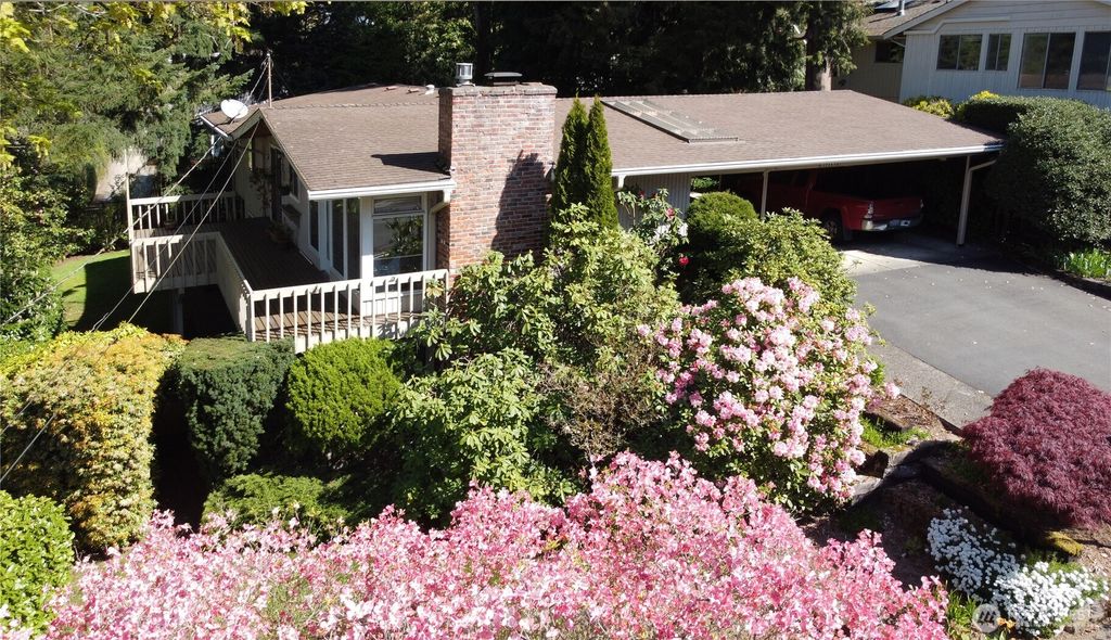 Photo of 10124 NE 112th Place, Kirkland, WA 98033 (MLS # 2369146)