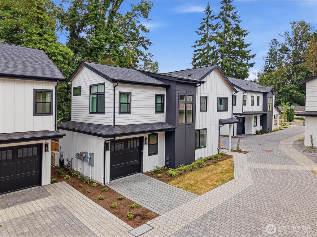 Photo of 9012 124th Lane NE, Kirkland, WA 98033 (MLS # 2574295)