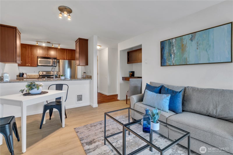 2512 E Madison Street 303