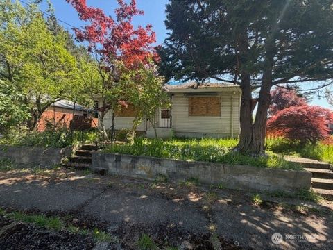 Photo of 1110 N Rainier Avenue, Bremerton, WA 98312 (MLS # 2515052)