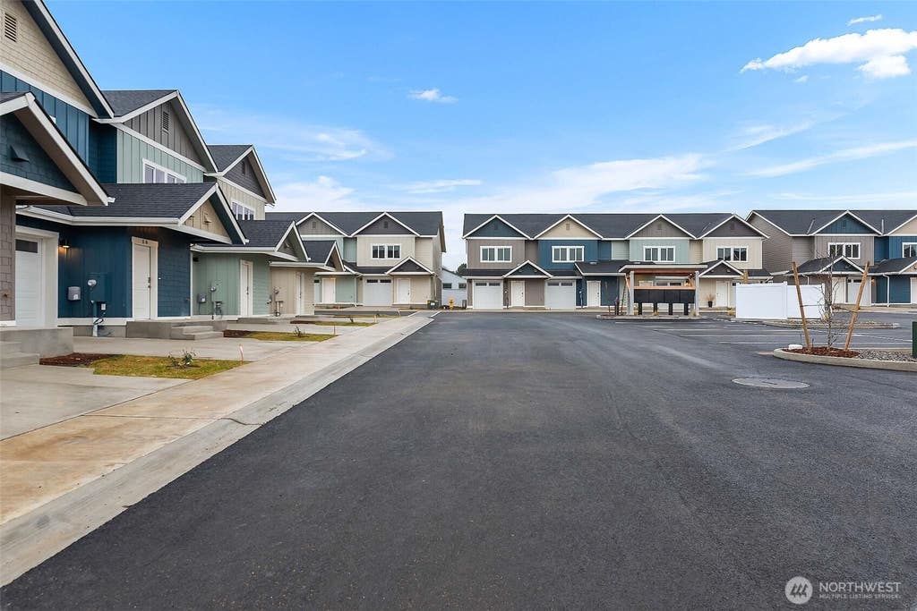 Photo of 1075 Red Apple Road #F21, Wenatchee, WA 98801 (MLS # 2570967)