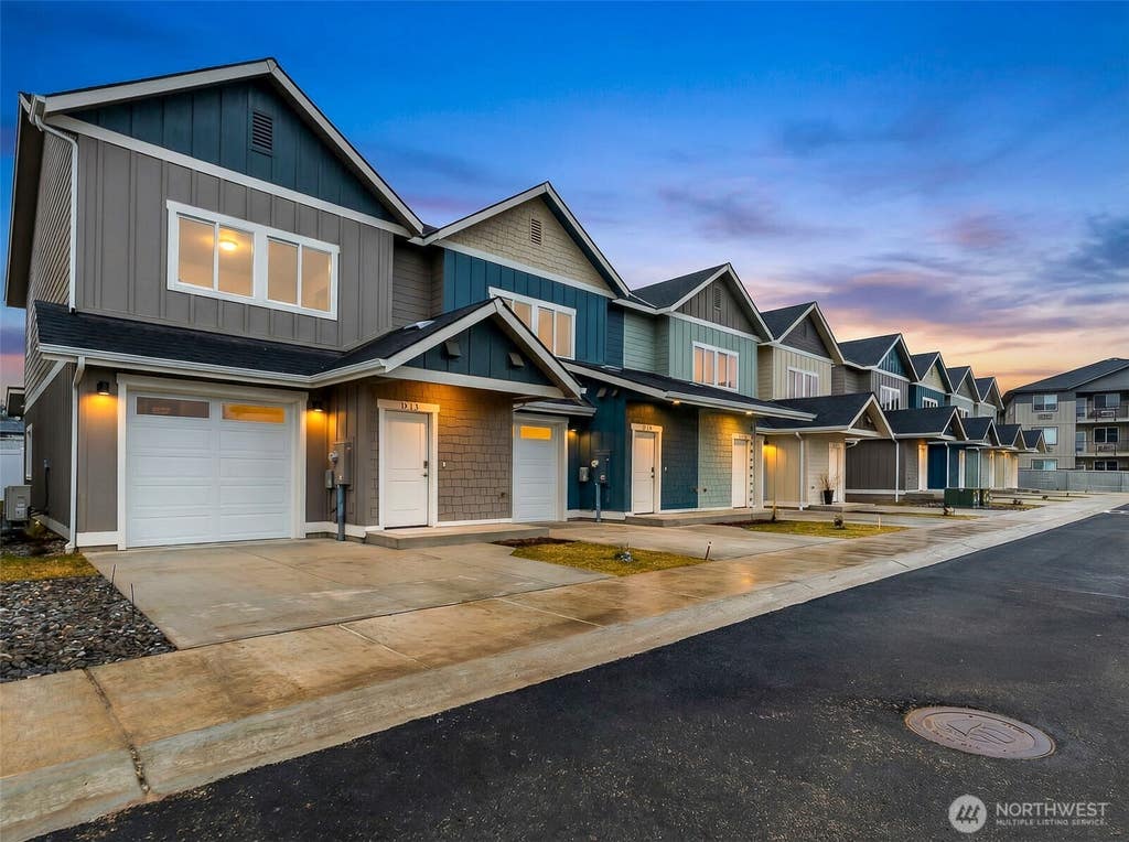 Photo of 1075 Red Apple Road #F21, Wenatchee, WA 98801 (MLS # 2570967)