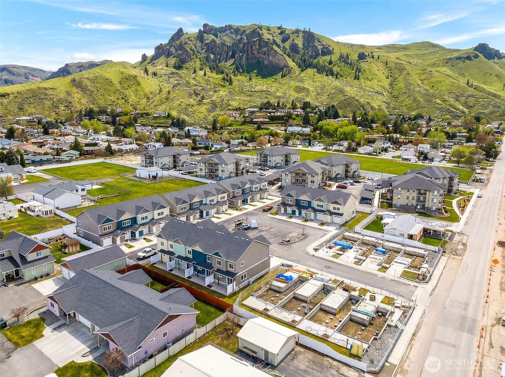 Photo of 1075 Red Apple Road #F21, Wenatchee, WA 98801 (MLS # 2570967)