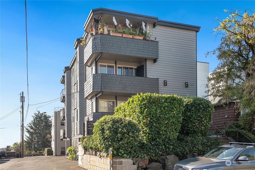 Photo of 2315 W Lynn Street, Seattle, WA 98199 (MLS # 2008761)
