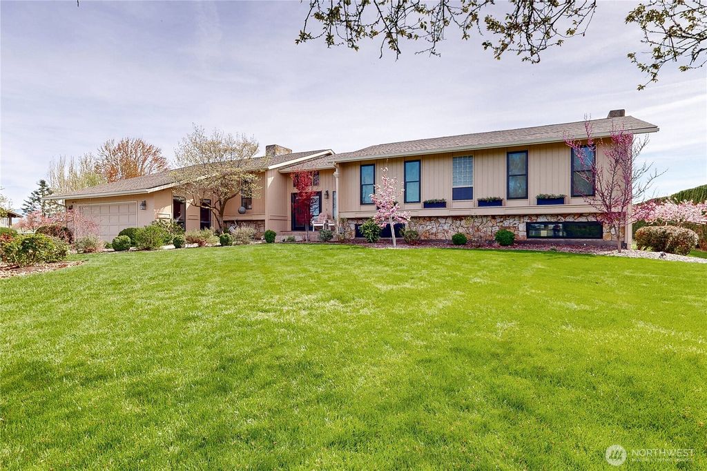 Photo of 1965 Gray Lynn Drive, Walla Walla, WA 99362 (MLS # 2502719)