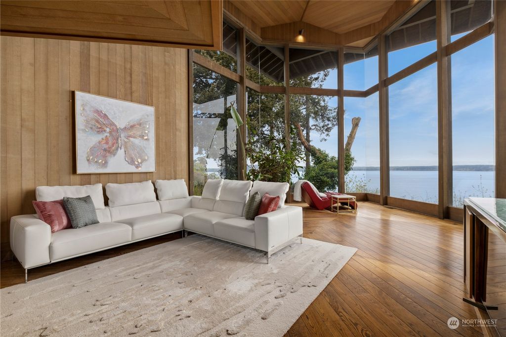 Photo of 19427 Edgecliff Drive SW, Normandy Park, WA 98166 (MLS # 2219900)