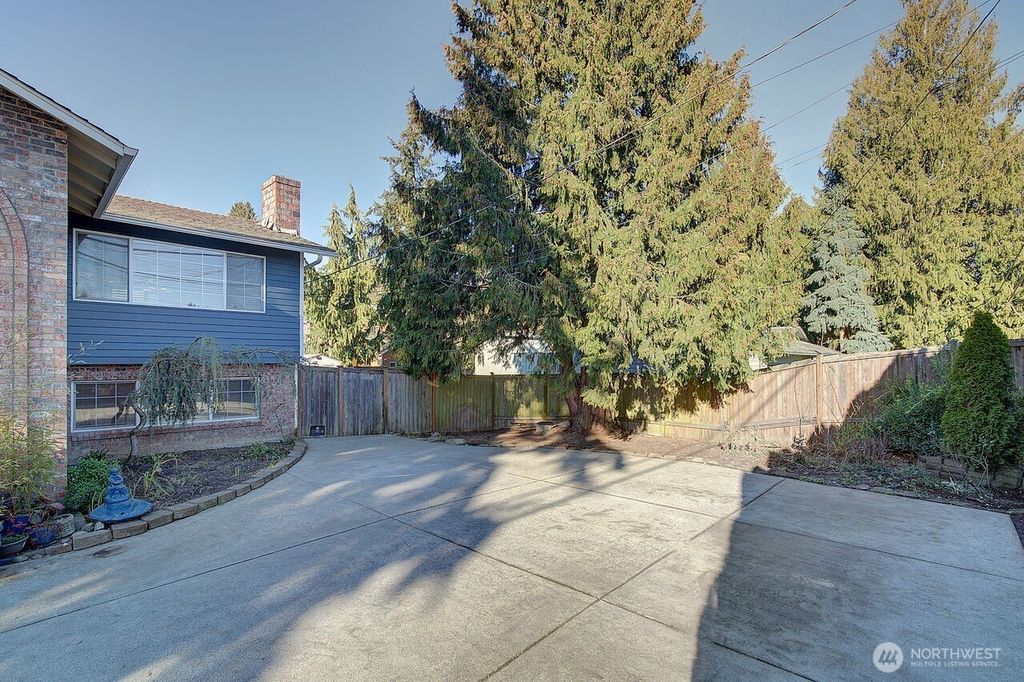 Photo of 13902 Beverly Park Road, Lynnwood, WA 98087 (MLS # 2470358)