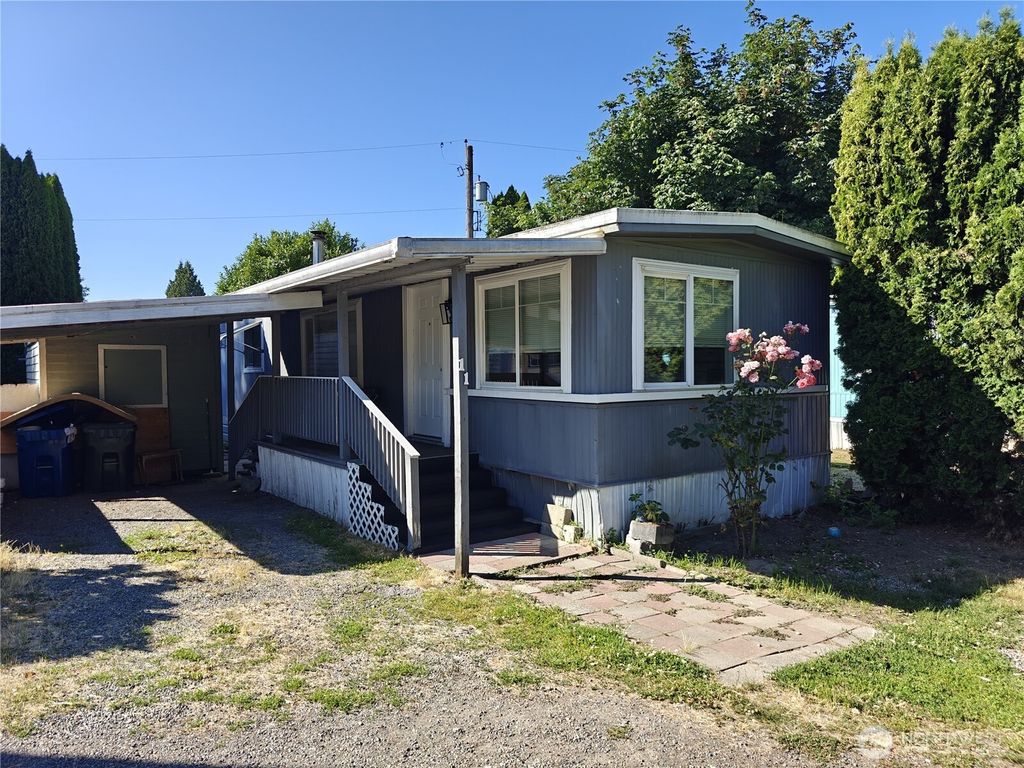 Photo of 1720 Maple Lane #11, Kent, WA 98030 (MLS # 2404048)