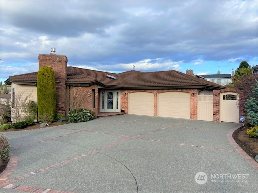 Photo of 813 S Marine Hills Way, Federal Way, WA 98003 (MLS # 2054900)