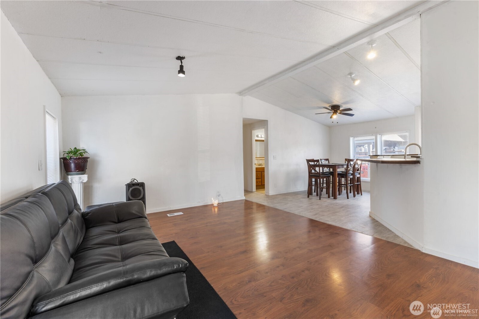 924 Lincoln Avenue E 56