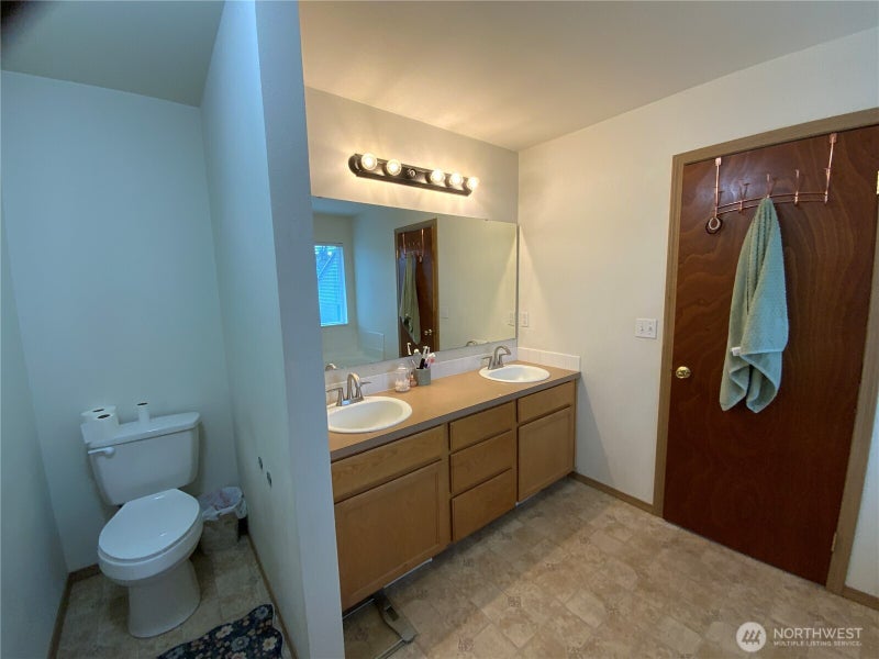 1606 185th Street E