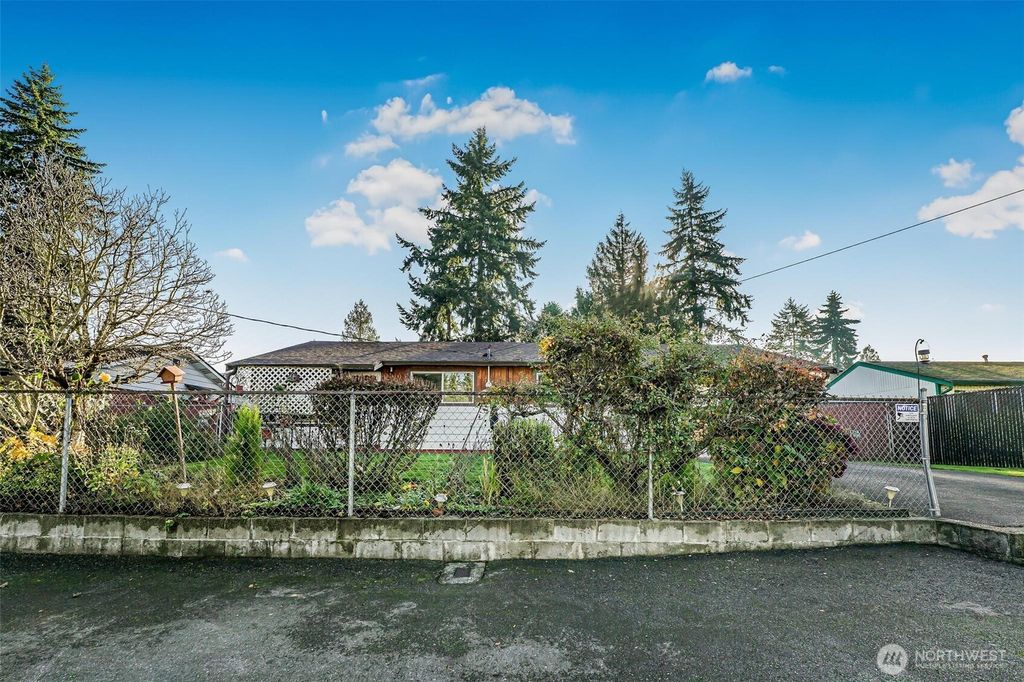 Photo of 627 SW 305th Street, Federal Way, WA 98023 (MLS # 2456601)