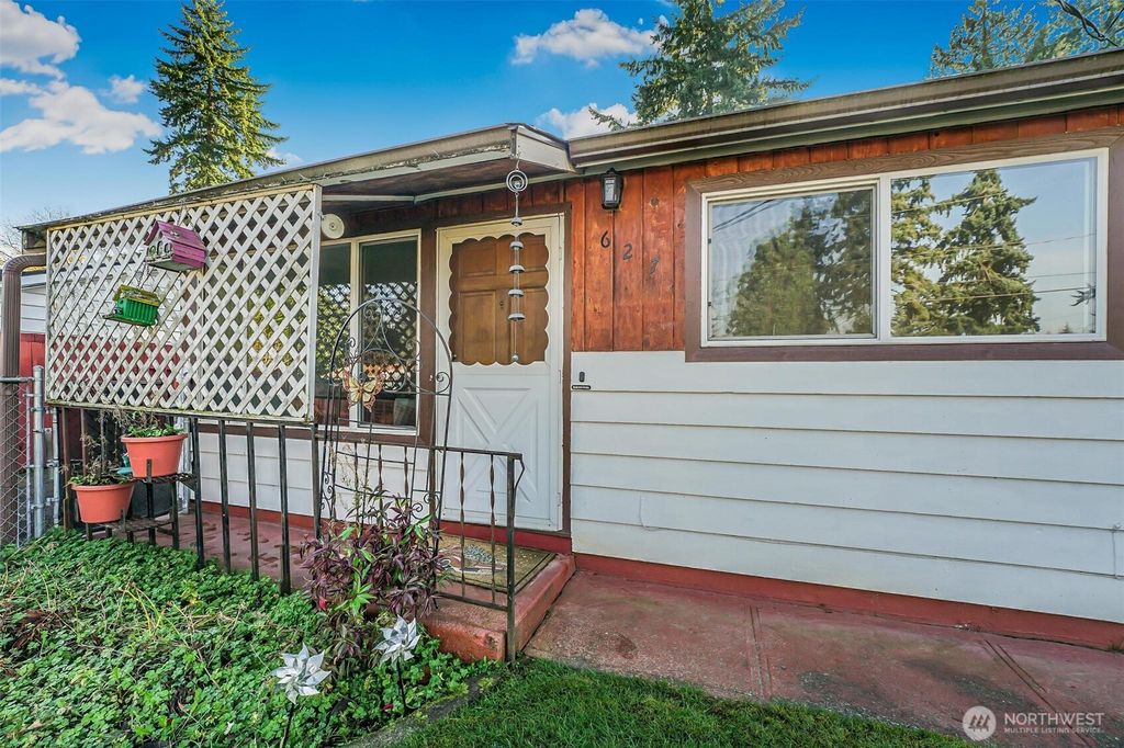 Photo of 627 SW 305th Street, Federal Way, WA 98023 (MLS # 2456601)
