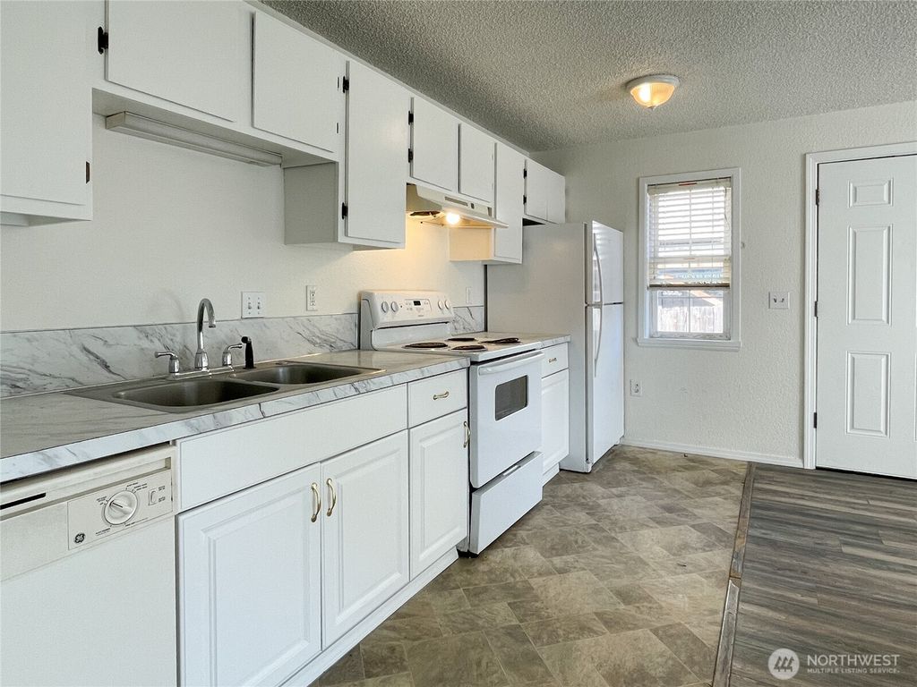 Photo of 618 5th Street SE, Auburn, WA 98002 (MLS # 2445617)