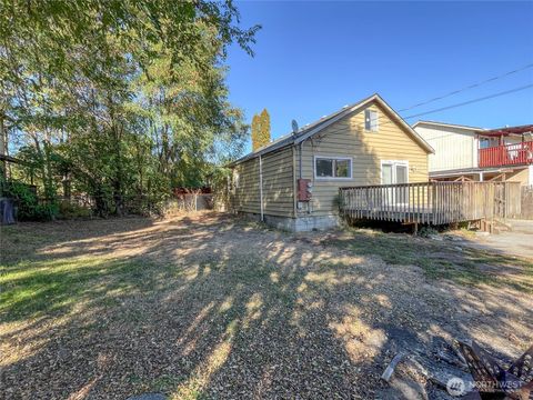 Photo of 618 5th Street SE, Auburn, WA 98002 (MLS # 2445617)