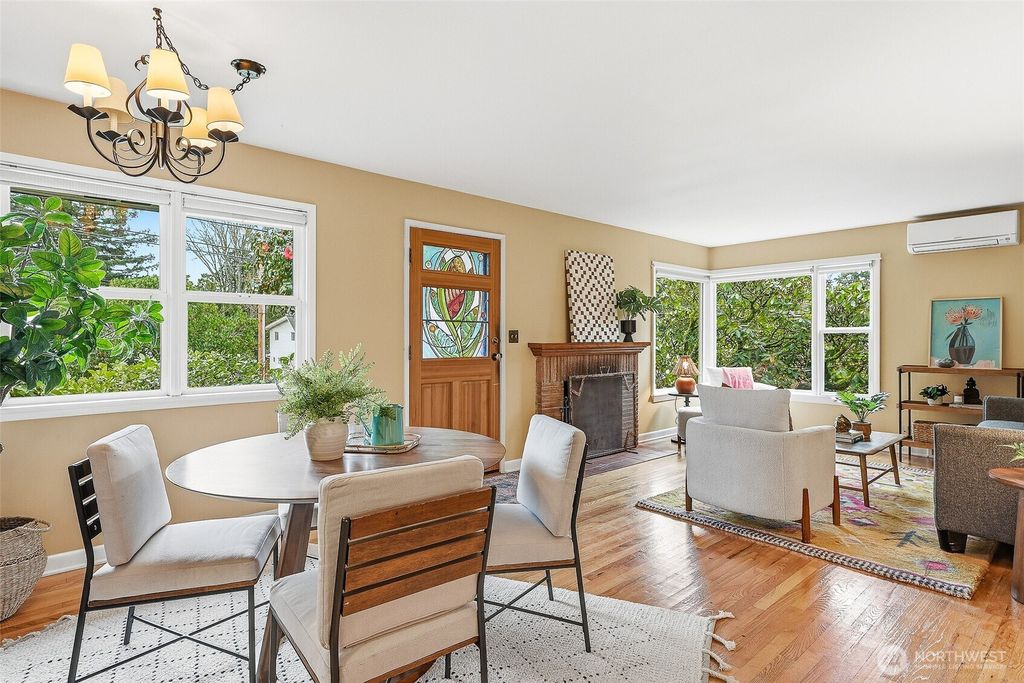 Photo of 11249 Fremont Avenue N, Seattle, WA 98133 (MLS # 2492158)