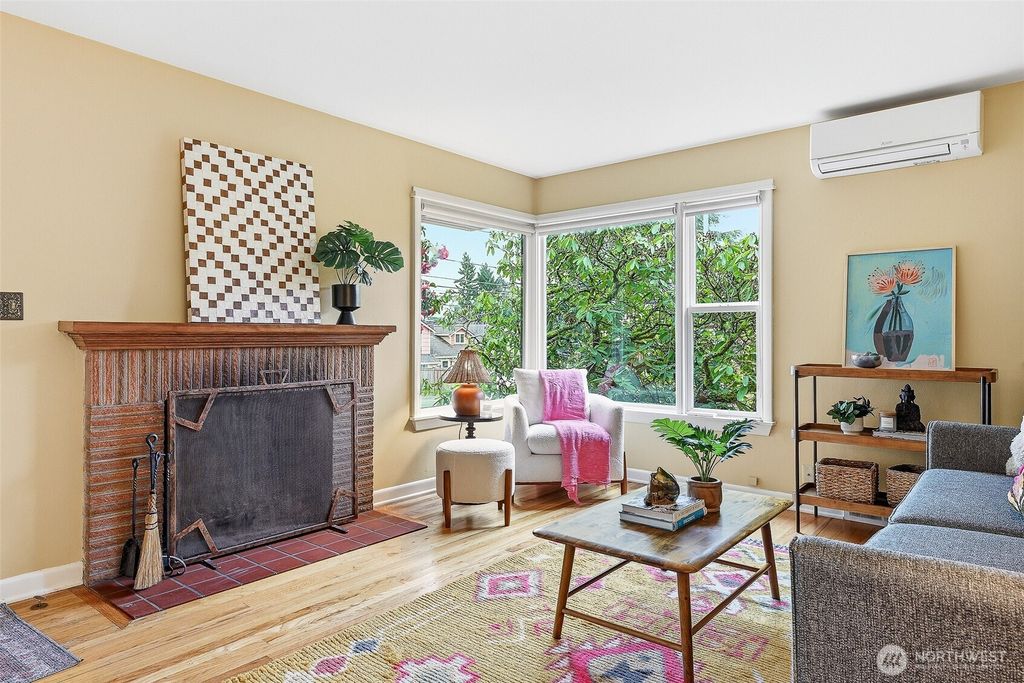 Photo of 11249 Fremont Avenue N, Seattle, WA 98133 (MLS # 2492158)