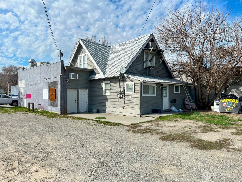 19 Main Street S