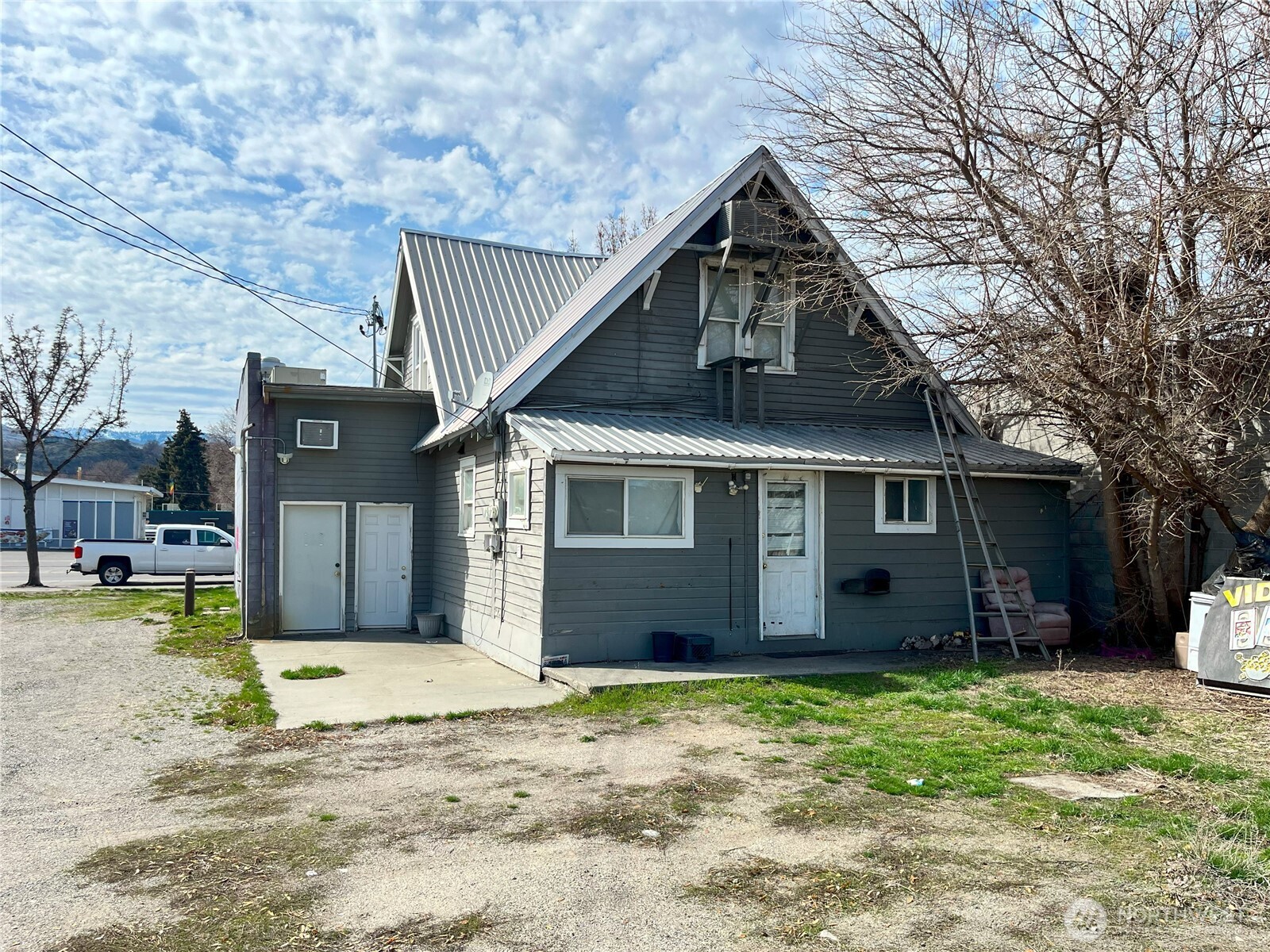 19 Main Street S