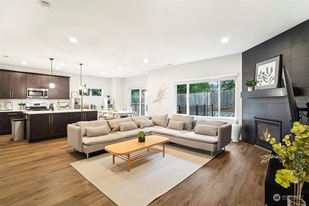 Photo of 1124 150th Street SW, Lynnwood, WA 98087 (MLS # 2273999)