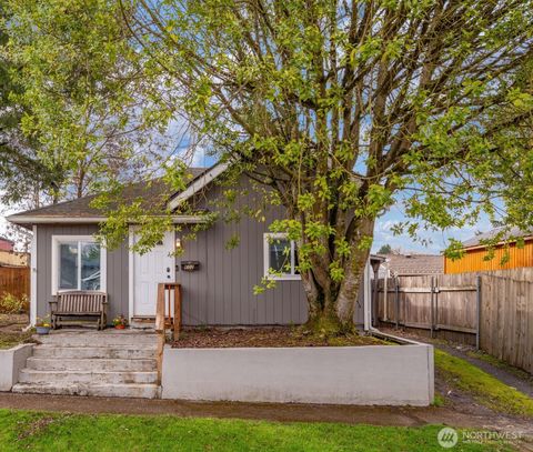 Photo of 602 Burcham Street, Kelso, WA 98626 (MLS # 2488772)