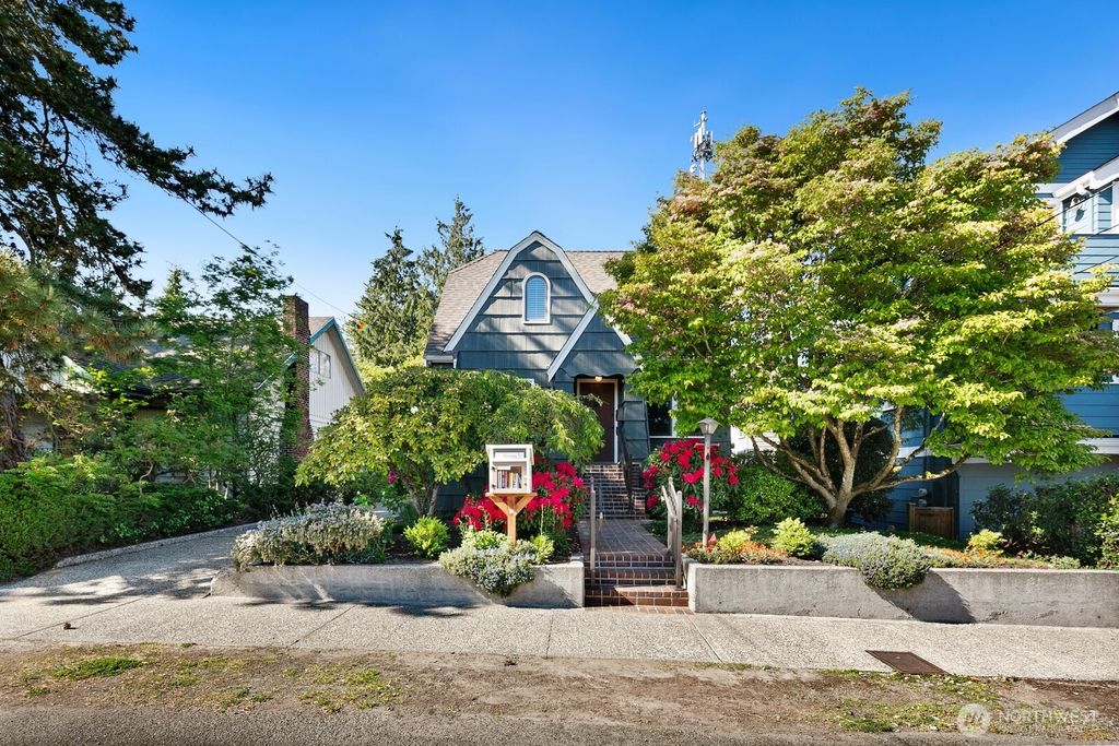 Photo of 846 NE 94th Street, Seattle, WA 98115 (MLS # 2373652)