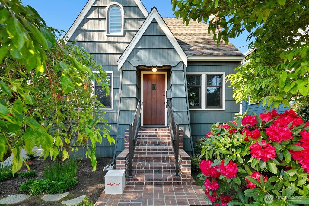 Photo of 846 NE 94th Street, Seattle, WA 98115 (MLS # 2373652)