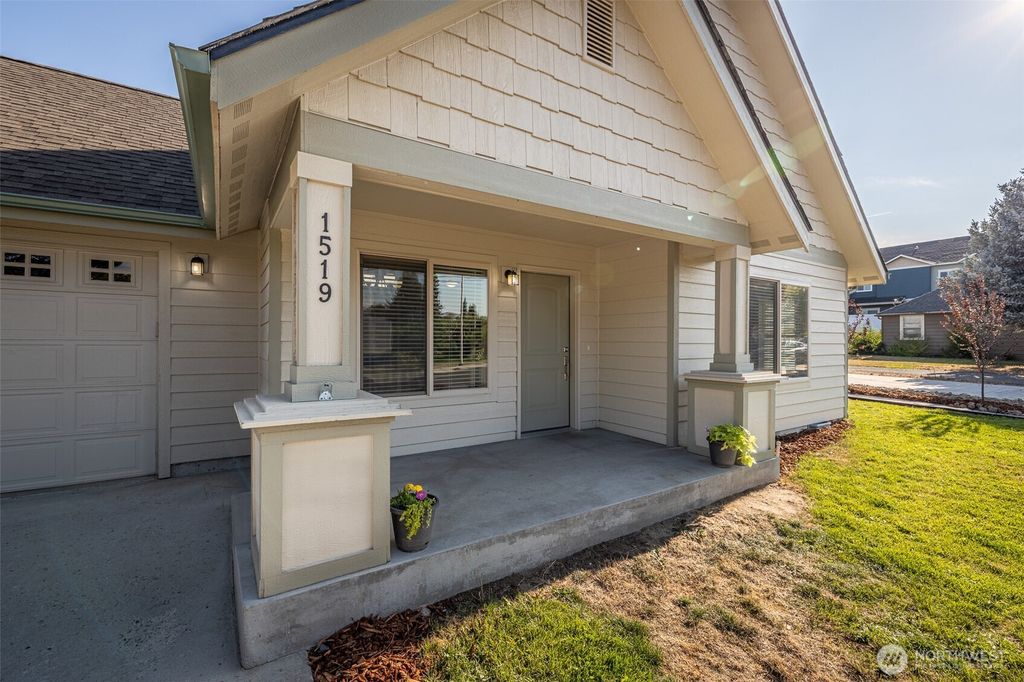 Photo of 1519 Springwater Avenue, Wenatchee, WA 98801 (MLS # 2466895)