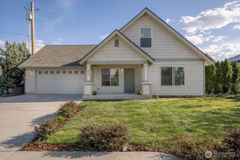Photo of 1519 Springwater Avenue, Wenatchee, WA 98801 (MLS # 2466895)