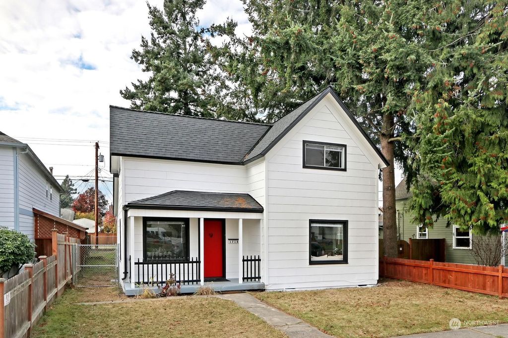 Photo of 1718 Rockefeller Avenue, Everett, WA 98201 (MLS # 2006405)