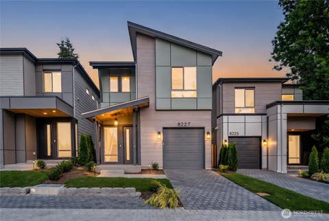 Photo of 8227 NE 128th Street, Kirkland, WA 98034 (MLS # 2574291)