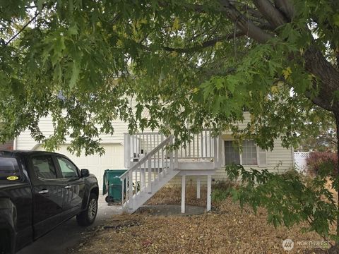 Photo of 1908 Mulberry Lane, Wenatchee, WA 98801 (MLS # 2446397)