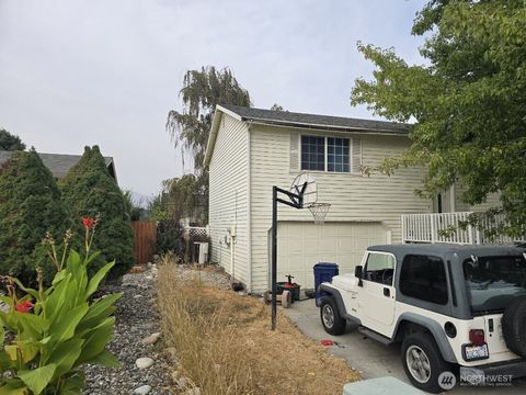 Photo of 1908 Mulberry Lane, Wenatchee, WA 98801 (MLS # 2446397)
