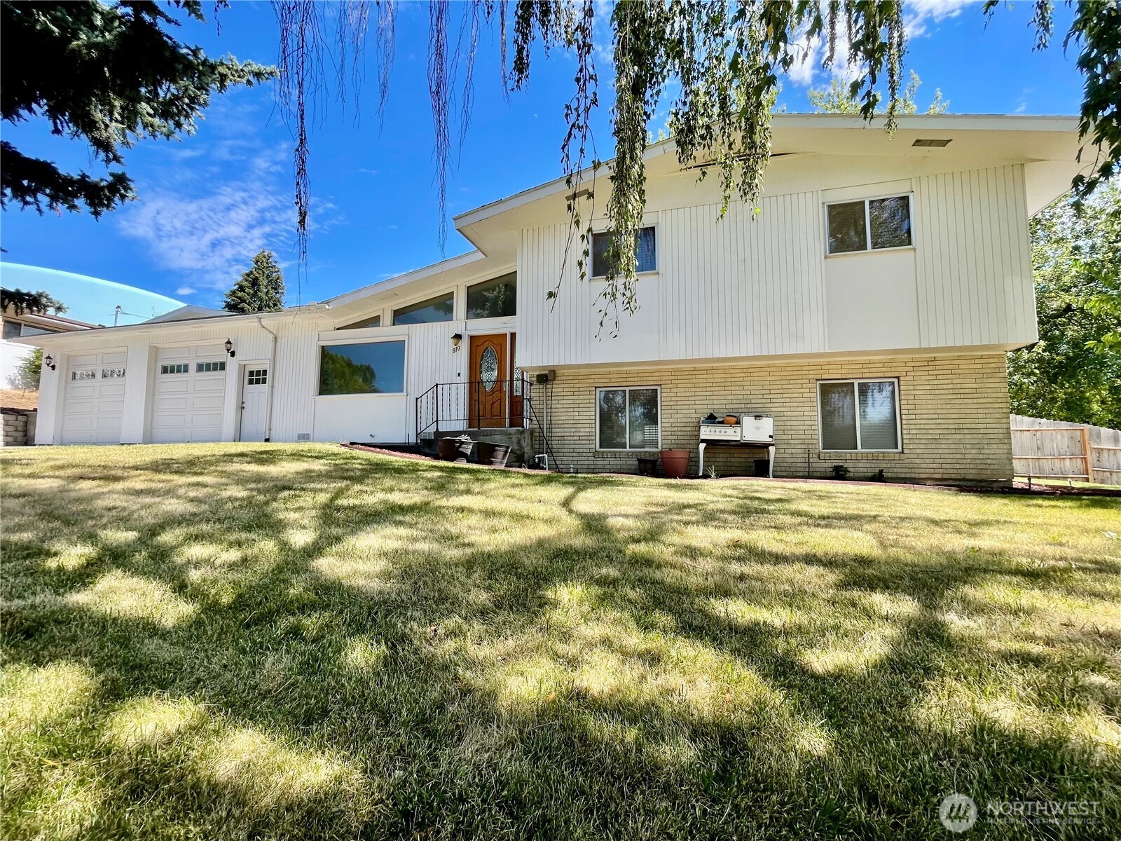 810 E Spring
