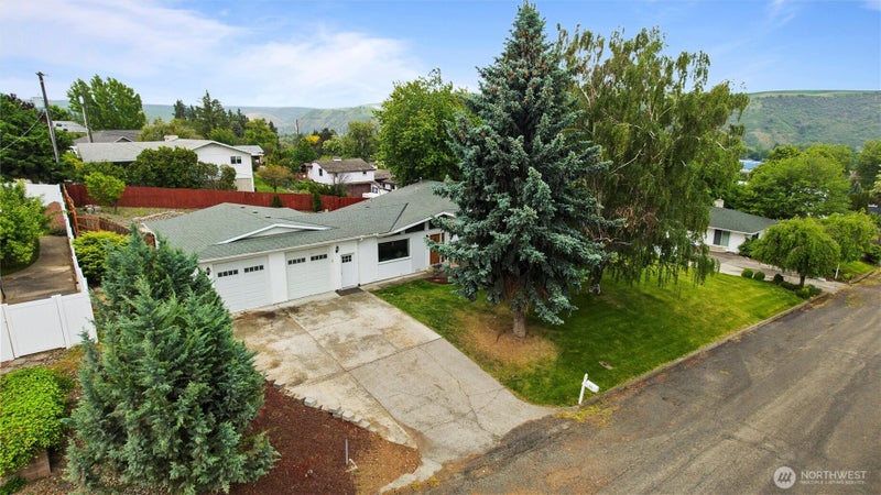 810 E Spring