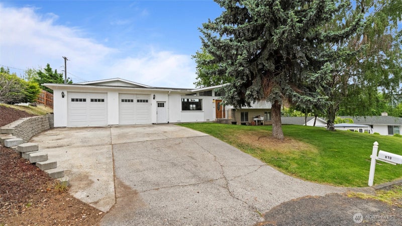 810 E Spring
