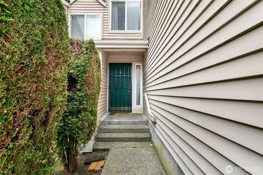 Photo of 1825 S 330th Street #E7, Federal Way, WA 98003 (MLS # 2508238)